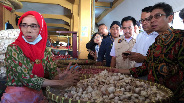 Mujiwati (kiri), salah seorang pedagang bawang di Pasar Beringharjo dan Kepala Bappebti Kementerian Perdagangan, Indrasari Wisnu Wardhana (kanan). Foto: Arfiansyah Panji Purnandaru/kumparan