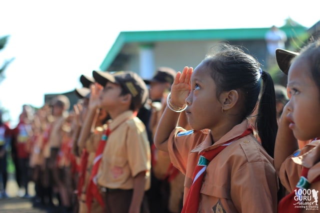Sejumlah siswa melakukan hormat dalam upacara di SDN Srigading 3, Lawang, Kabupaten Malang.(foto: 1000 guru for tugu malang).
