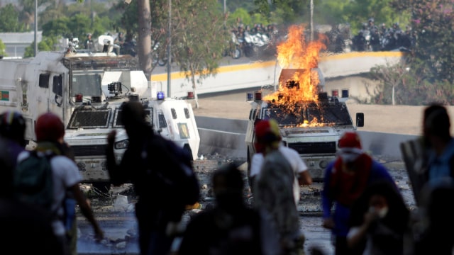 Kerusuhan terjadi saat demonstrasi menentang pemerintah Presiden Venezuela Nicolas Maduro dan peringatan May Day di Caracas, Venezuela. Foto: REUTERS/Ueslei Marcelino