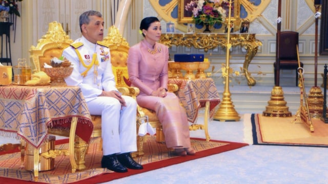 Suasana upacara pernikahan Raja Thailand Maha Vajiralongkorn dan Ratu Suthida di Bangkok, Thailand. Foto: Thailand Royal Household via REUTERS