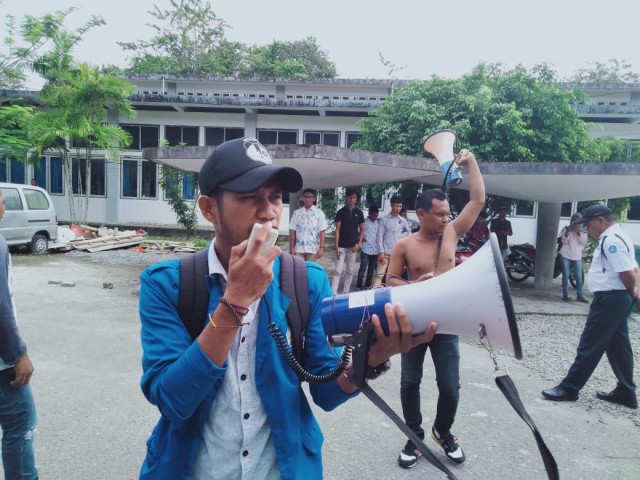 Aksi demo depan Fakultas Ekonomi Unpatti. (2/5). Dok Lentera Maluku