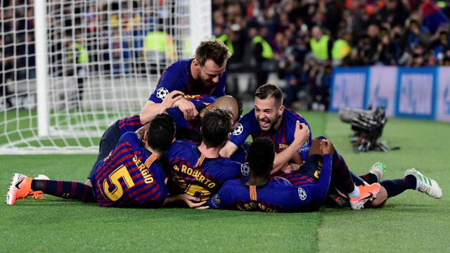 Para pemain Barcelona merayakan gol ke gawang Liverpool. Foto: JAVIER SORIANO / AFP
