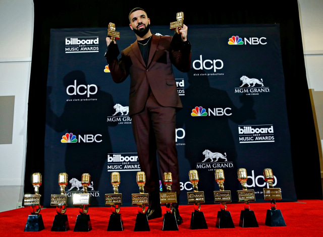 Drake berpose di belakang panggung dengan 12 penghargaannya termasuk Artis Top. Foto: Reuters/Steve Marcus