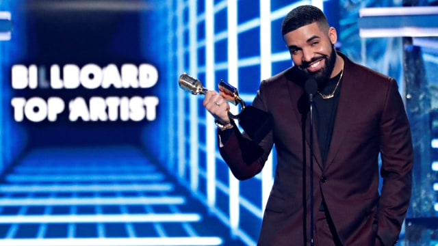 Penyanyi Drake memberikan peidato saat menerima penghargaan untuk Artis Pria Top Billboard Awards Foto: Reuters/Mario Anzuoni