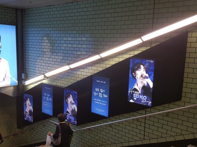 Fans Suho EXO memasang billboards ads di Jamsil Station, Korea Selatan. Foto: Suho Union Global