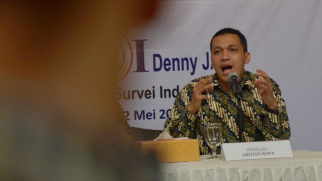 Peneliti Lingkaran Survei Indonesia (LSI) Denny JA, Adrian Sopa memberikan keterangan pers terkait persebaran suara paslon di Pilpres 2019, Jakarta, Kamis (2/5). Foto: Fanny Kusumawardhani/kumparan