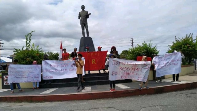 Aksi anak muda memperingati Hari Buruh di bundaran Poka Ambon, jalan. Ir. M Puttuhena. (2/5). Dok: Lentera Maluku.