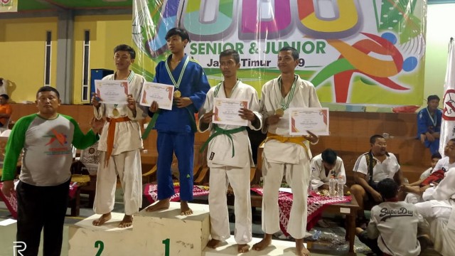 Atlet Judo Bojonegoro saat menerima medali dlam Kejurprov Judo Tingkat Provinsi Jawa Timur tahun 2019, di Gelanggang Olah Raga (GOR) Sekolah Model Terpadu ( SMT) Bojonegoro. Rabu (01/05/2019).