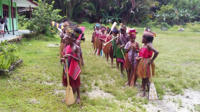 Siswa SDI Konda sedang melakukan persiapan mempertunjukan tarian nelayan. Foto:Fransikus X.Ea/ballo-kumparan