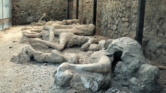 Jasad manusia yang terkena awan panas saat letusan Gunung Vesuvius di Kota Pompeii. Foto: Shutter Stock