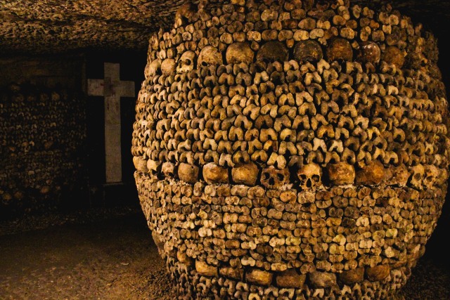 Tulang dan tengkorak dibersihkan dan kemudian disusun secara artistik di The Catacombs, Paris Foto: Shutter Stock