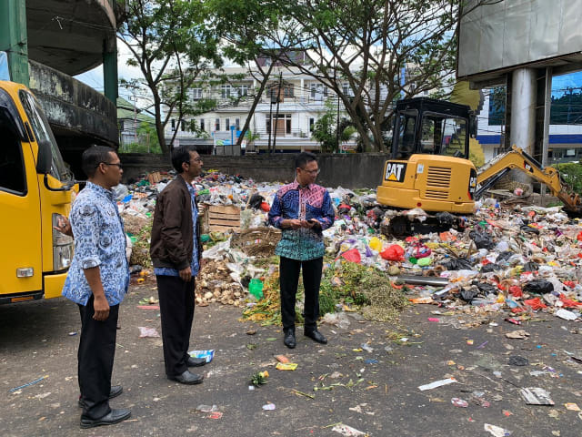 Wali Kota Pontianak, Edi Kamtono, berdiri di dekat tumpukan sampah yang sudah menutupi ruas jalan. Foto: Dok Hi!Pontianak