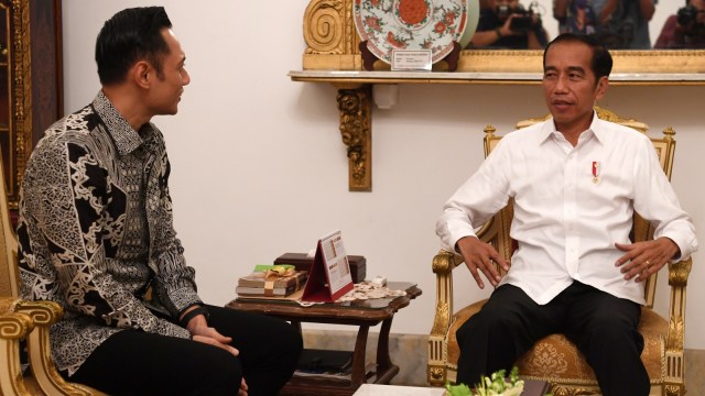 Presiden Joko Widodo (kanan) menerima kunjungan Komandan Komando Satuan Tugas Bersama (Kogasma) Partai Demokrat Agus Harimurti Yudhoyono (AHY) di Istana Negara, Jakarta, Kamis (2/5). Foto: ANTARA FOTO/Wahyu Putro