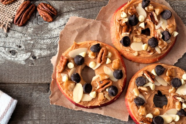 Apel dan selai kacang Foto: Shutterstock