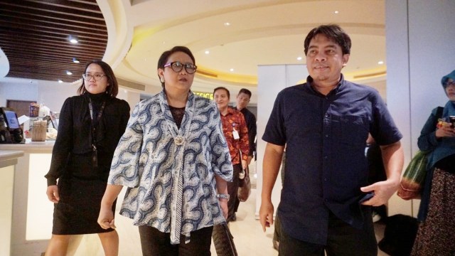 Menteri Luar Negeri Retno Marsudi, Najwa Shihab, Pemimpin Redaksi kumparan Arifin Asyhdad, Chief Storyteller kumparan Yusuf Arifin di XI Plaza Indonesia, Inspiring Discussion, Long Shot, Plaza Indonesia XXI, Movie Screening