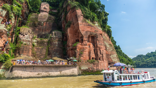 Hasil gambar untuk Buddha Raksasa di Leshan, Tiongkok