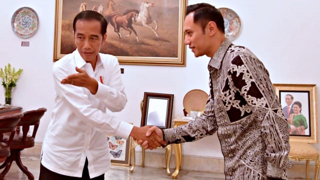 Presiden Joko Widodo bersalaman dengan AHY. Foto: Biro Pers Sekretariat Presiden - Rusman