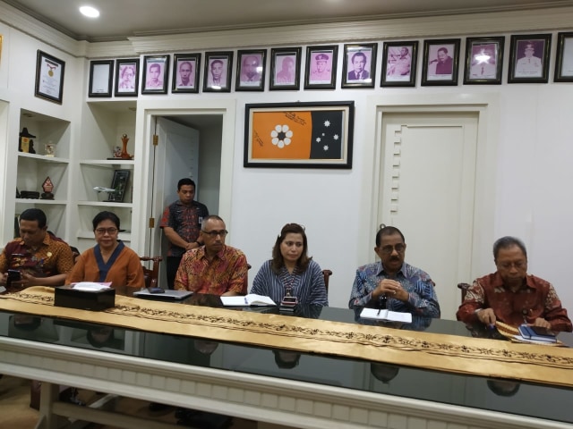 Walikota Ambon bersama sejumlah kepala SKPD saat memberikan pernyataan soal pemecatan ASN korup d ilingkup Pemerintah Kota Ambon, Kamis (2/5) (Foto: ambonnesia)