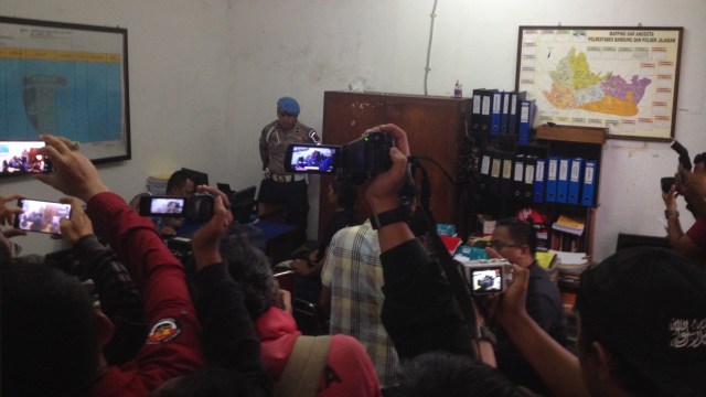 Para jurnalis meliput laporan dua jurnalis korban kekerasan saat meliput May Day, di Propam Polrestabes Bandung. (Iman Herdiana)