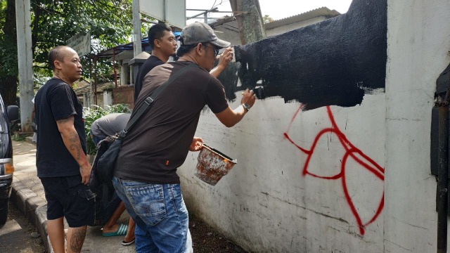 Aksi cat ulang yang dilakukan masyarakat di Kota Malang. Cat ulanng ini digelar dalam rangka melawan aksi vandalisme yang dilakukan oleh sekelompok pemuda berbaju hitam.(foto dokumen) 