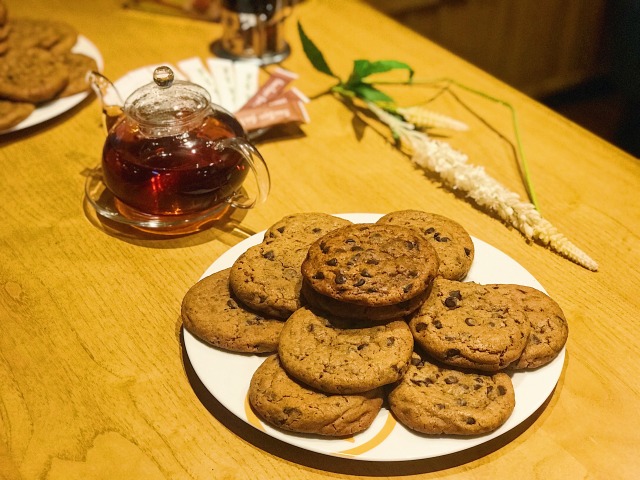 Pairing black tea dengan cookies. Foto: Toshiko/kumparan