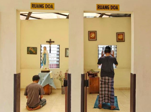 Foto ruang doa Katolik dan Islam yang didesain bersebelahan yang viral di media sosial. Foto: Instagram/mohrezago.