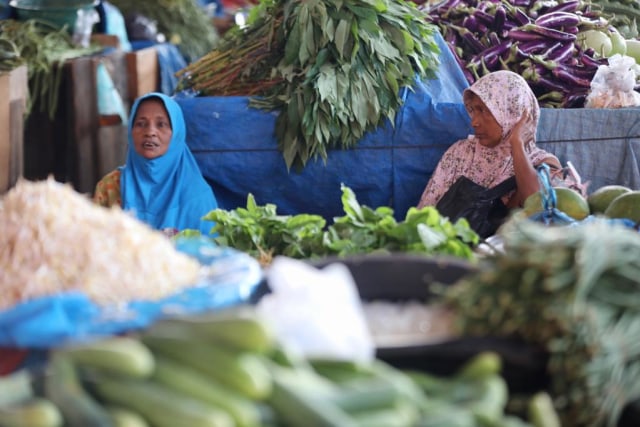 Penjual sayur di pasar Peunayong, Banda Aceh. Foto: Suparta/acehkini