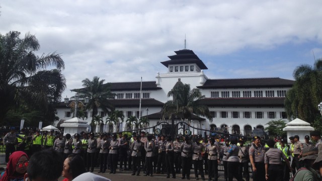 Polisi saat mengamankan May Day di Bandung. (Iman Herdiana)