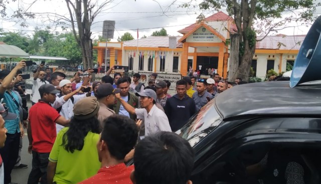 Ketegangan antara Aparat Kepolisian dengan masa yang aksi depan kantor KPU Dompu. Foto: Info Dompu/Ilyas Yasin