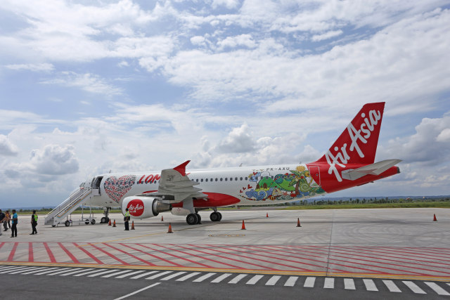 Desain livery terbaru pesawat AirAsia bertemakan Lombok. Foto: Aria Sankhyaadi/kumparan