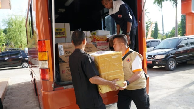 Kepala Bidang Kedaruratan dan Logistik Badan Penanggulangan Bencana Daerah (BPBD), Sumatera Barat, Rumainur mengangkut bantuan randang yang hendak dikirim ke lokasi bencana di Bengkulu. (Foto: Anto Jambak/Langkan.id)