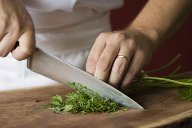 Mempertajam Pisau Dapur, Ikuti Teknik yang Dilakukan Para Juru Masak Ini! (78045)