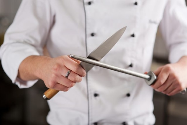 Mempertajam Pisau Dapur, Ikuti Teknik yang Dilakukan Para Juru Masak Ini! (78047)