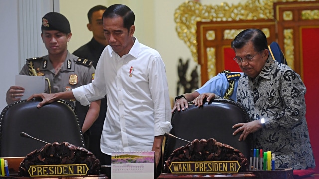 Presiden Jokowi didampingi Wakil Presiden Jusuf Kalla bersiap memimpin rapat terbatas. Foto: Antara/Wahyu Putro A