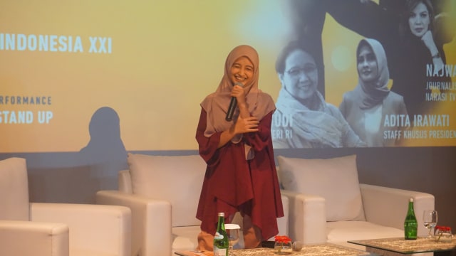 com-Penampilan stand up comedy dari Arafah di acara Diskusi Inspiratif dan pemutaran perdana film "Long Shot"