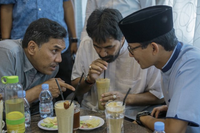 Sandiaga Uno menikmati kopi sanger dan jur kurma di warung D'Energy, Aceh Besar. Foto: Abdul Hadi/acehkini