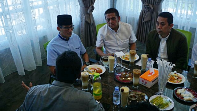 Calon wakil presiden nomor urut 02, Sandiaga Uno menikmati makan siang bersama sejumlah warga. Foto: Zuhri Noviandi/kumparan