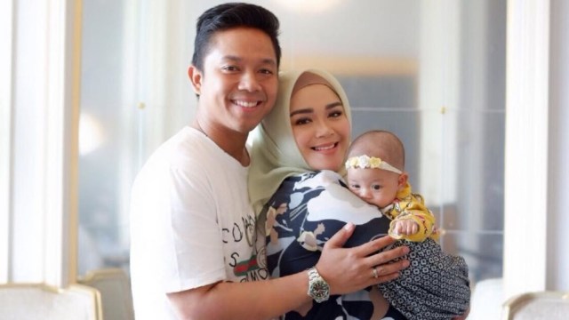 Sheza Idris, suami, dan anaknya. Foto: Instagram @shezaidris