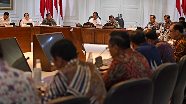 Presiden Joko Widodo didampingi Wakil Presiden Jusuf Kalla memimpin rapat terbatas di Kantor Presiden, Jakarta, Jumat (3/5). Foto: Antara/Wahyu Putro A