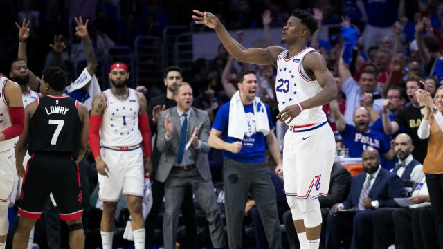 Jimmy Butler usai mencetak tembakan tripoin ke ring Raptors. Foto: Bill Streicher-USA TODAY Sports via Reuters