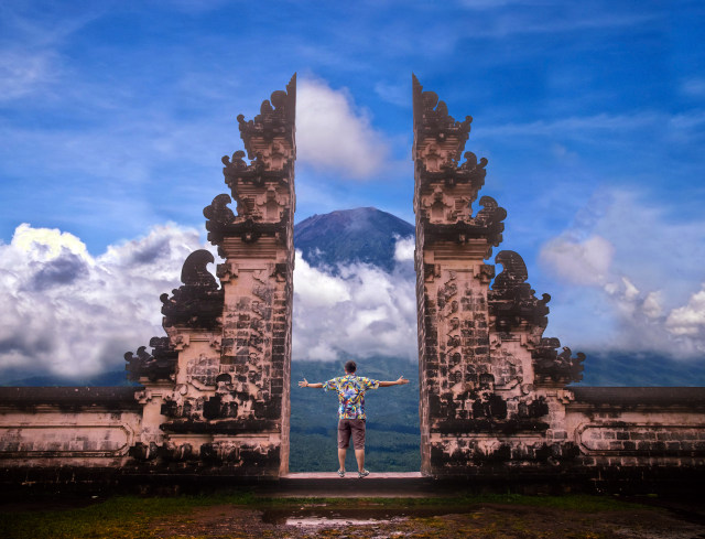 Pura Lempuyang Luhur di Bali yang menghadap Gunung Agung Foto: Shutter Stock