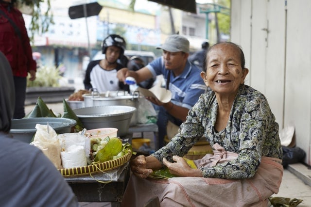 Mbah Satinem, penjaja street food dari Yogyakarta. Foto: Dok. Netflix