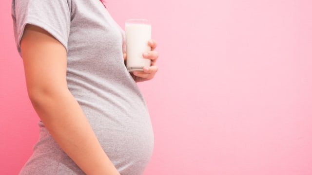 Ilustrasi ibu minum susu saat hamil. Foto: Shutterstock