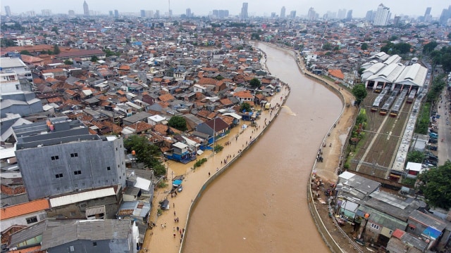 Suasana Sungai Ciliwung yang meluap dan merendam pemukiman di Kampung Pulo, Jakarta, Selasa (6/2). Sungai Ciliwung meluap akibat curah hujan yang tinggi di wilayah hulu sungai. Foto: ANTARA FOTO/Hafidz Mubarak A