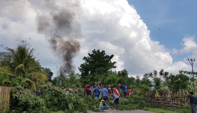 Warga melakukan penebangan dan pembakaran ban sebagai cara untuk memblokir akses jalan di Kecamatan Pajo yang menghubungkan Kecamatan Hu'u dengan Kecamatan Dompu sebagai pusat kota. Foto: Info Dompu