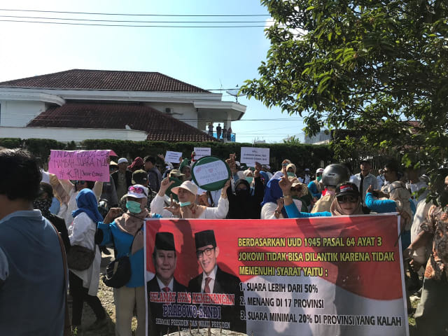 Ormas dan relawan dari kubu Prabowo-Sandi menyampaikan aspirasi terkait perhitungan suara di Kantor Bawaslu Kalimantan Barat. Foto: dok Hi!Pontianak