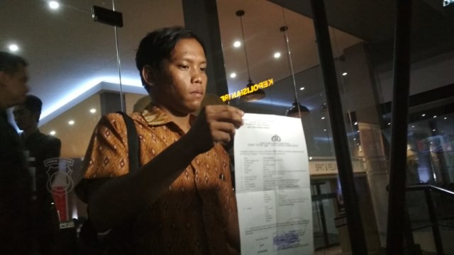 Staf Hotel Hotel La Lisa, Ainur Rofik, yang diduga dipukul pilot Lion Air lapor ke Polrestabes Surabaya. Foto: Yuana Fatwalloh/kumparan