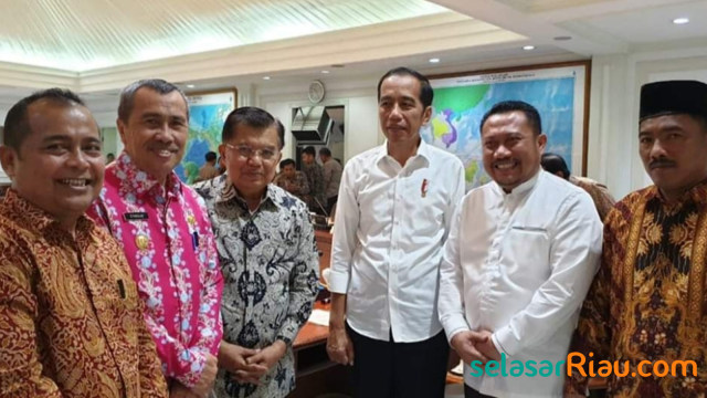 Kepala Desa Sinamanenek, Kecamatan Tapung Hulu, Kabupaten Kampar, Rakhman Chan (kiri) berfoto bersama Gubernur Riau, Syamsuar (samping Wapres)