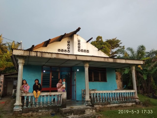 salah satu rumah warga yang rusak akibat terjangan angin puting beliung.