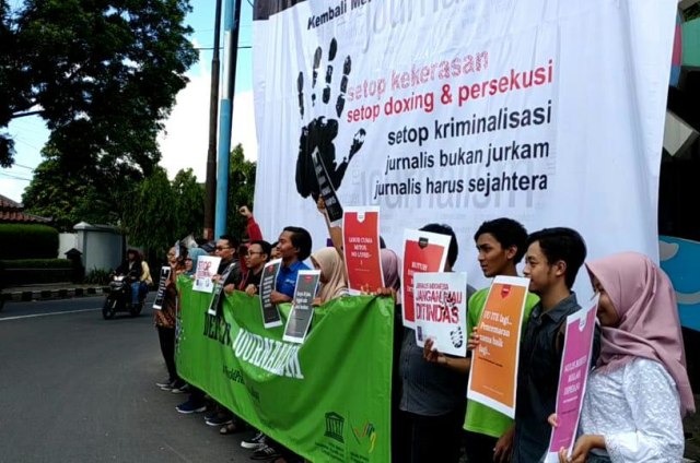 Sejumlah massa saat melakukan aksi di kawasan Gedung Monumen Pers, Banjarsari, Jumat (3/5/2019) dalam memperingati Hari Kebebasan Pers Internasional. (Agung Santoso)